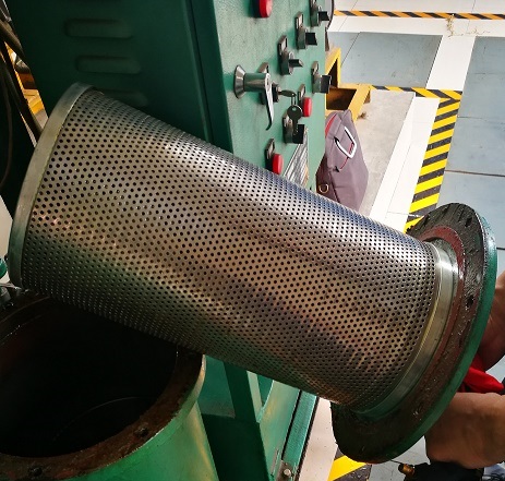 創藍過濾現場測繪更換客戶的濾油機濾芯